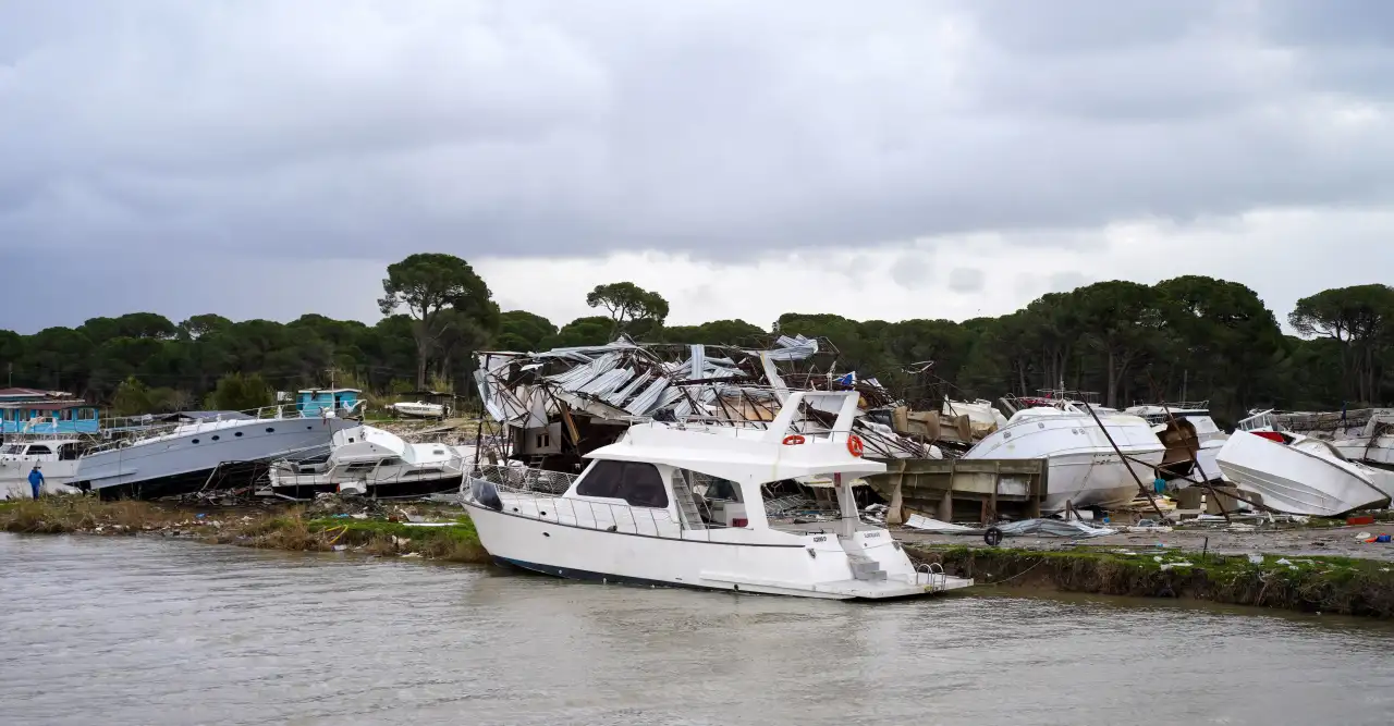 Antalya’da Hortum Dehşeti: İlçeler Savaş Alanına Döndü, Milyonluk Zarar Var! 8